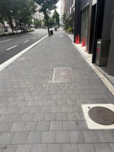 烏丸通りの歩道