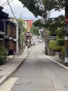 神宮通りからちらりと見える平安神宮の大鳥居
