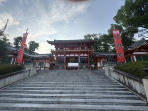 八坂神社の朱塗りの楼門