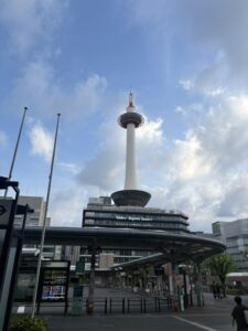 早朝の京都駅前から見上げた京都タワー