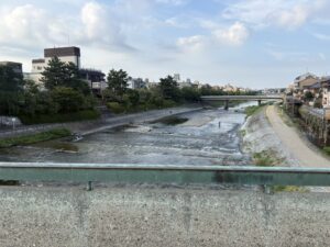 四条大橋から南を望む鴨川の流れ