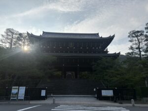 知恩院の入口にそびえる三門