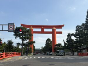 神宮道に建つ平安神宮の大鳥居