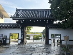 円山公園から知恩院へ抜ける門