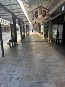 人のいない早朝の四条通アーケード