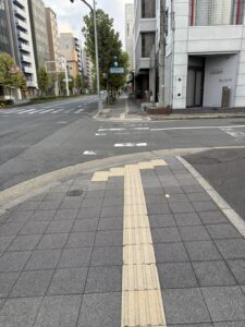 早朝で車も人も少ない烏丸通の交差点