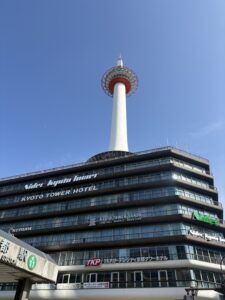 ゴール地点の京都駅前から見上げた京都タワー