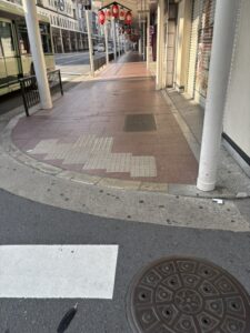 早朝の河原町通の街並み