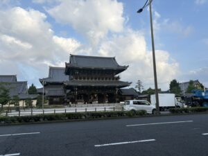 烏丸通沿いに建つ東本願寺の門