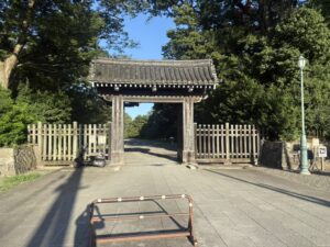 京都御苑の石薬師御門