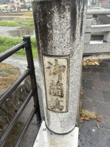 御薗橋近くの賀茂川沿いの道