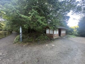 天智天皇陵の横のトイレ|2.5km地点