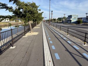 城北通りの歩道|幅が広く走りやすい