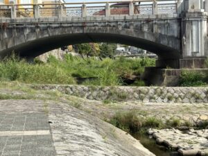七条大橋より北の鴨川西岸|舗装されておらず進めない
