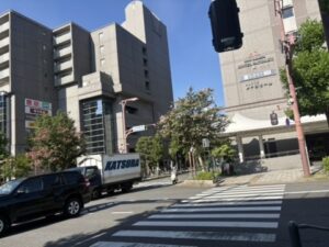 山科駅前の交差点|ここを右へ