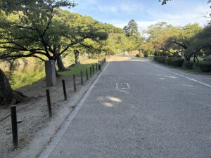彦根城の内堀ぞいの道