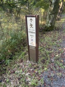 スタートから1700mの距離看板
