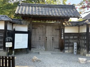 玄宮園の門