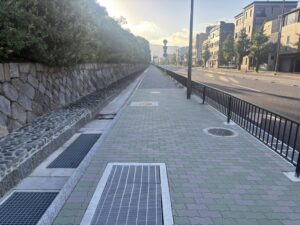 京都御苑の外周、丸太町通の広い歩道