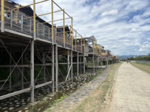四条大橋のすぐそばに並ぶ鴨川の納涼床