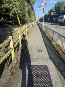 今出川通の歩道