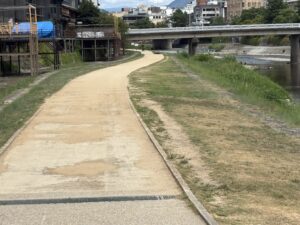 五条大橋の少し北にある鴨川西岸の砂道