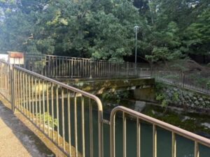 東山自然緑地ジョギングコースの看板がついた橋