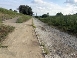 鴨川西岸の未舗装の道