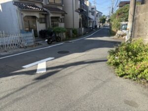 高架を渡った先の三叉路|ここを右へ