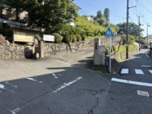 坂を降りたところ|学校の門の前