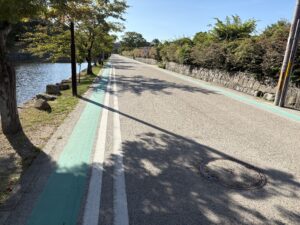 大手門橋前の道