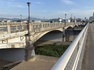 鳥羽大橋の全景|モダンなデザインの橋