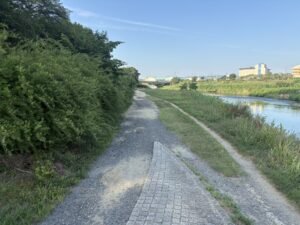 小枝橋からさらに先の道