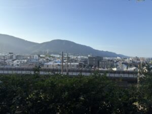 遊歩道から見下ろした山科の町の風景