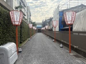 提灯が並ぶ早朝の上七軒の街並み