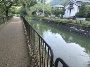 トンネルの先の疏水と遊歩道|路面はアスファルト
