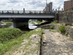 五条大橋より南の鴨川西岸｜歩道が途切れている