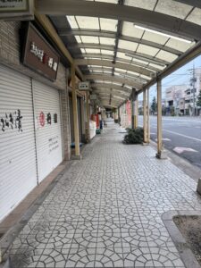 人のいない早朝の七条通りの商店街アーケード