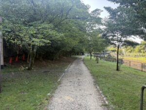 広場から先の砂利道|疏水の南側の岸