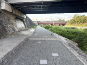 塩小路橋から先の遊歩道|しっかり舗装されている