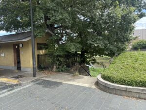 トイレの横にある鴨川西岸へ降りる階段