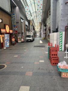早朝でシャッターの閉まった大手筋商店街のアーケード