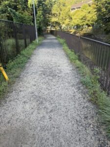 安朱橋から先の砂利道