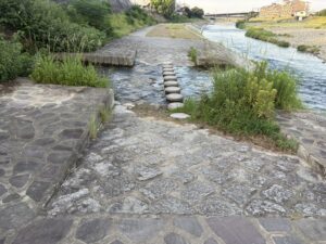 東山橋の先にある小さな飛び石