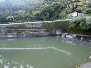 疏水のトンネルの出口|ここから疏水が横に現れる