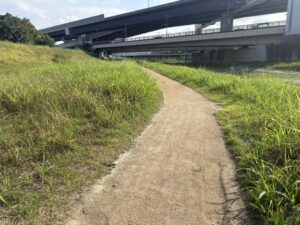 鴨川西岸の砂道