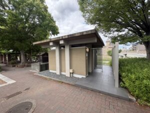 丸太町橋の東岸にあるトイレ