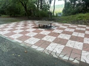 机と椅子が置かれた広場