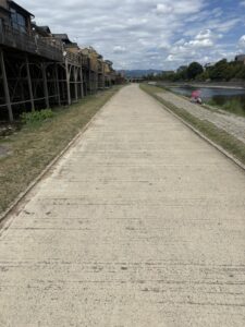 四条大橋から北へ続く鴨川西岸の舗装路