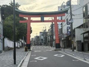 大手筋に面した御香宮神社の鳥居